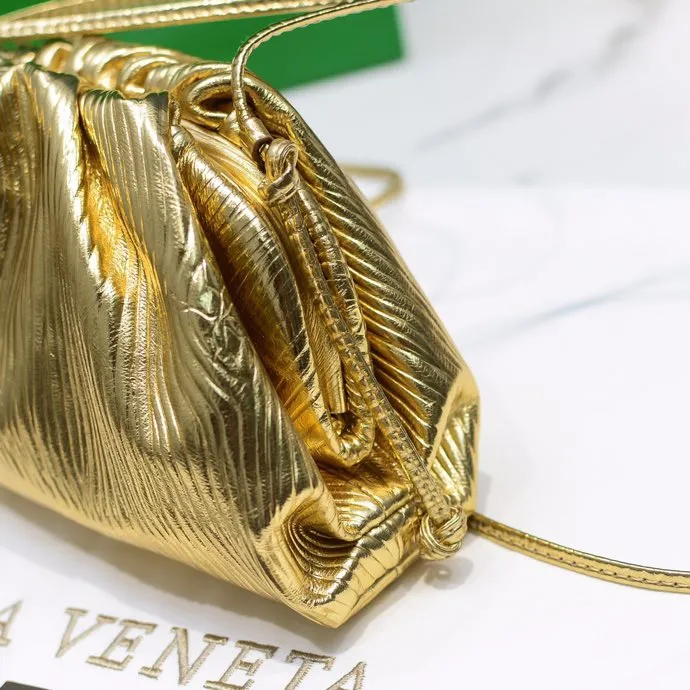 Batch 1260 Real shot👇2020 New colors on Xiaoyunduo Authentic Italian original Bottega Veneta This Pouch clutch bag is one of the first designs created by designer Daniel in BV. It has a simple soft silhouette bag body without any unnecessary decoration. It has a very elegant and high-end texture when you hold it casually in your hand. The more you look at it, the more you will be fascinated by it. Counter quality size: 22*12.7cm (small cloud embossed gold)